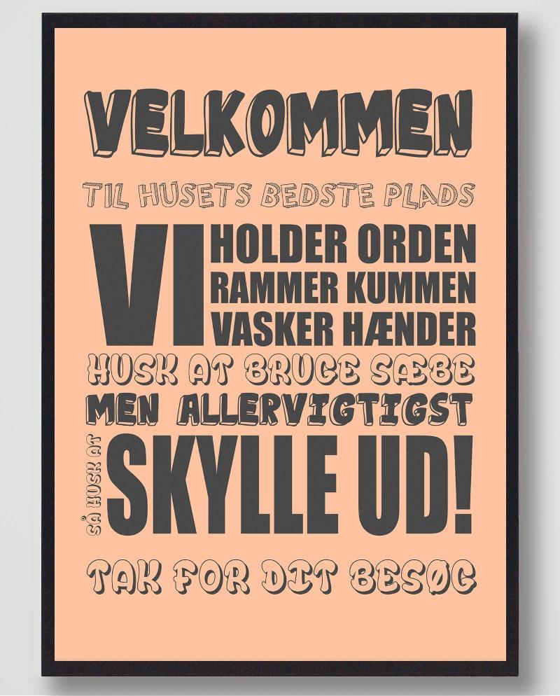 Velkommen til huset bedst… (Orange) - plakat M 30x40cm