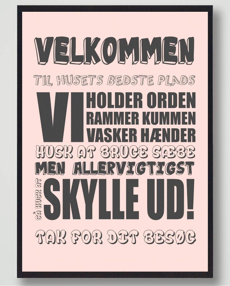 Velkommen til huset bedst… (Rosa) – plakat M 30x40cm