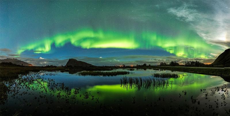 Auroraer over søen af Frank Olsen