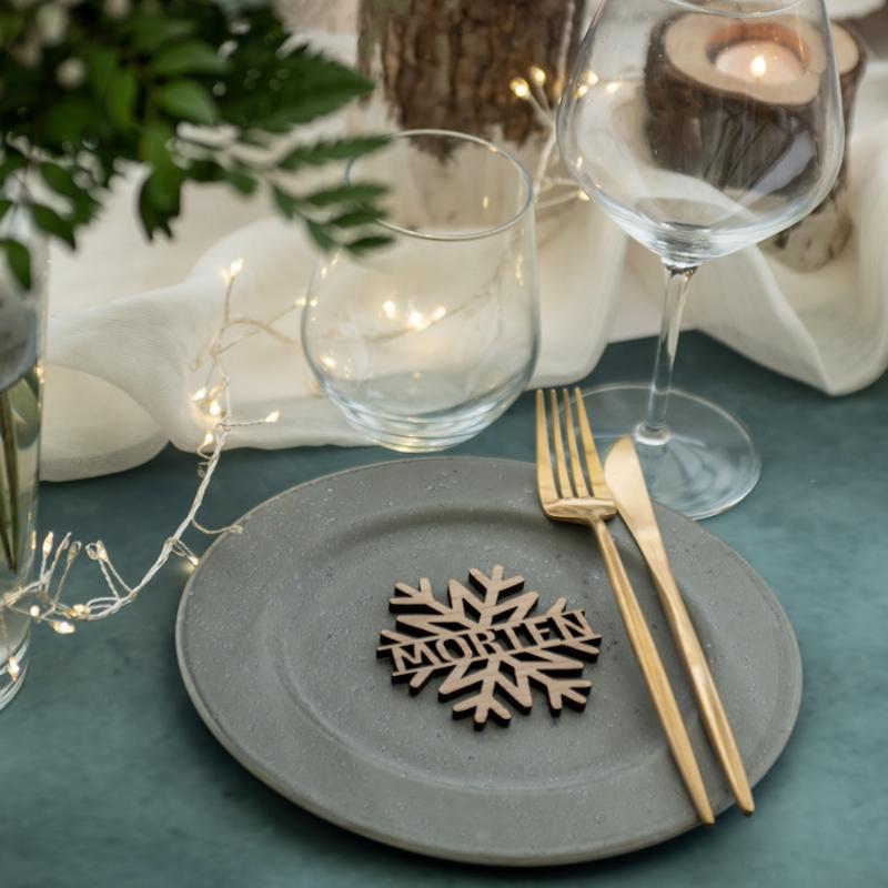 Snefnug bordkort i eg til julebordet