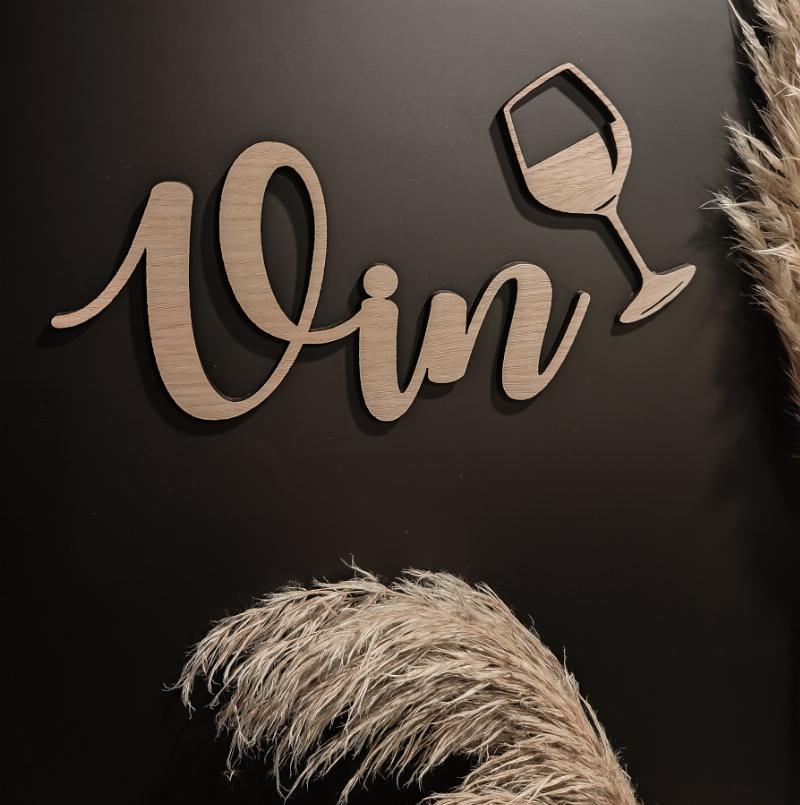 Vin dekoration med vinglas i eg - Living Nature
