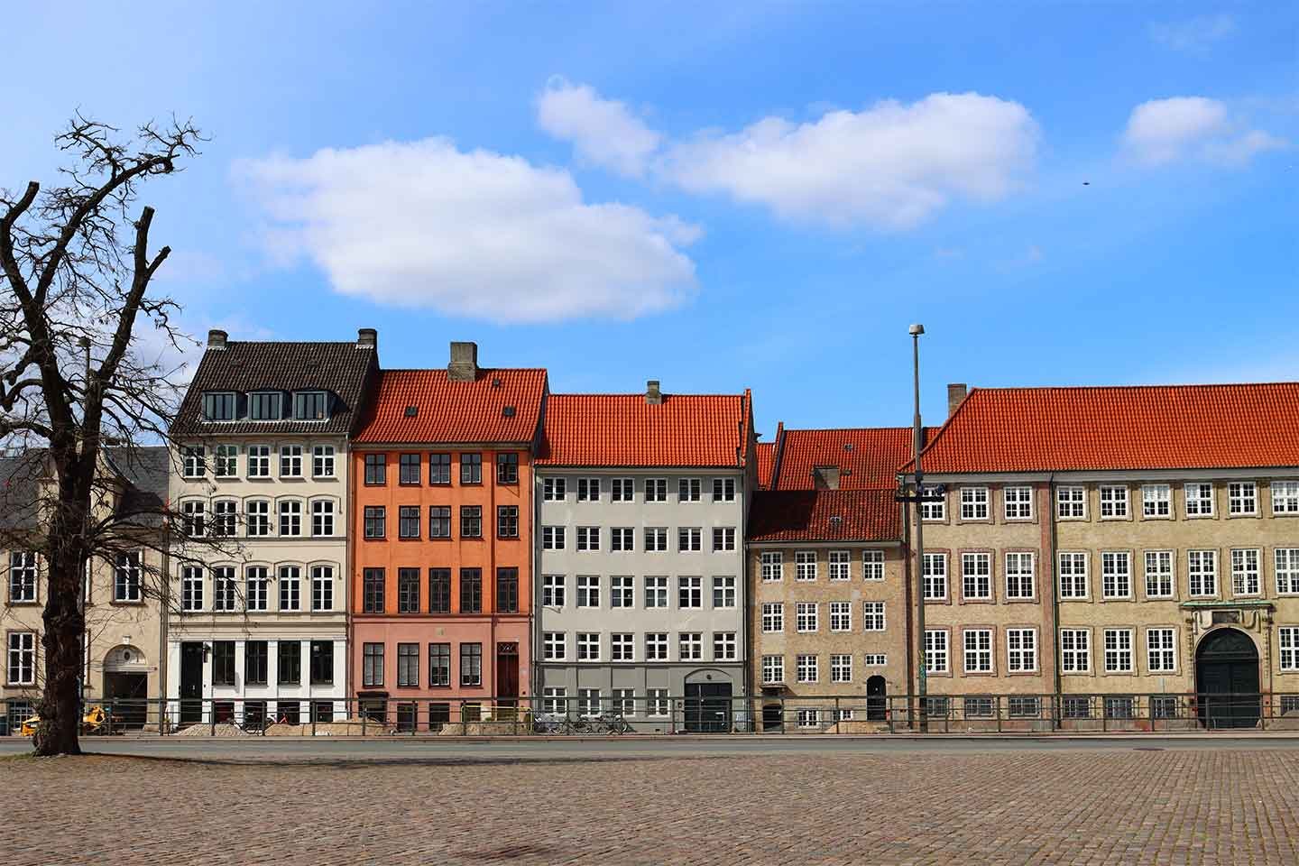 Farverige Huse København – Unikt Kunstfoto til Dit Hjem