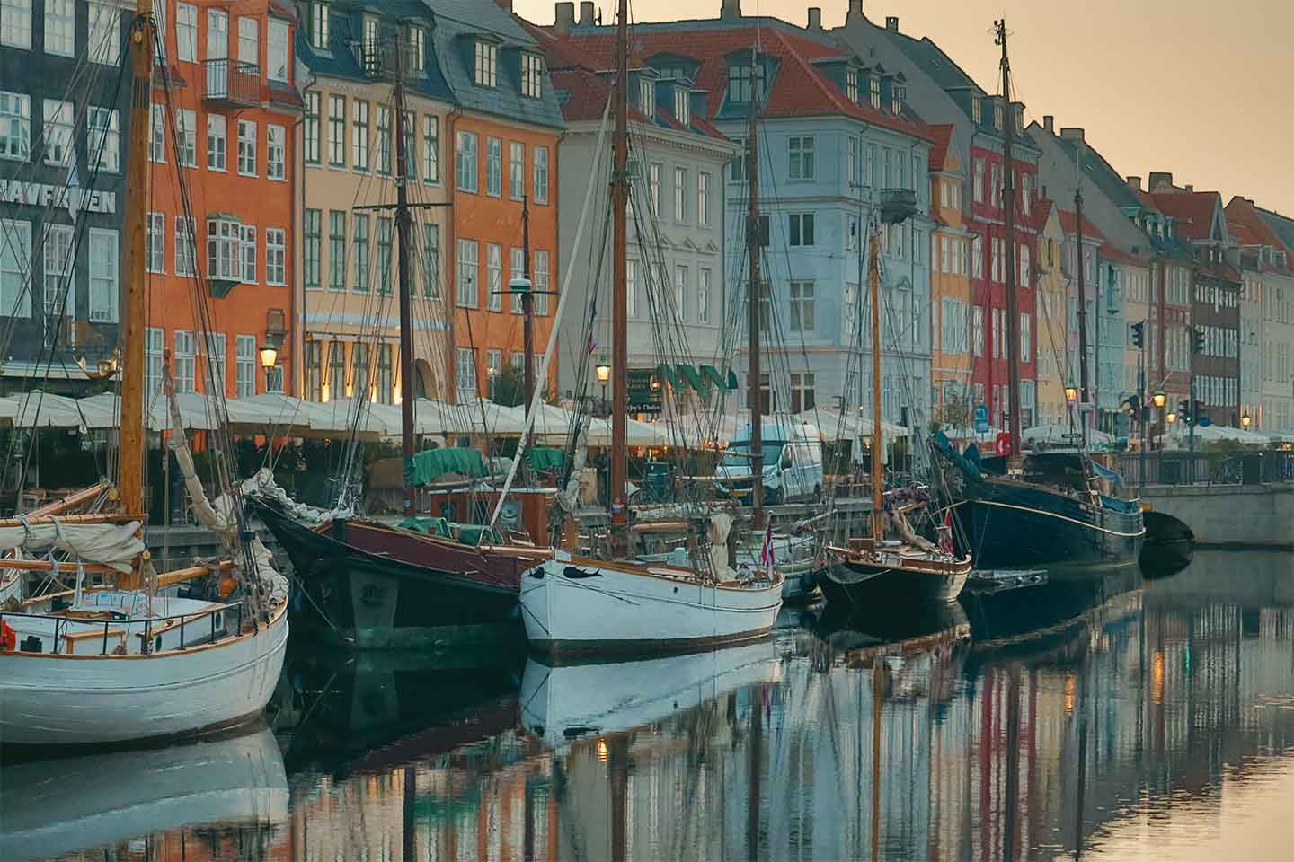 Nyhavn Reflection - Unikt foto af Helle Christensen