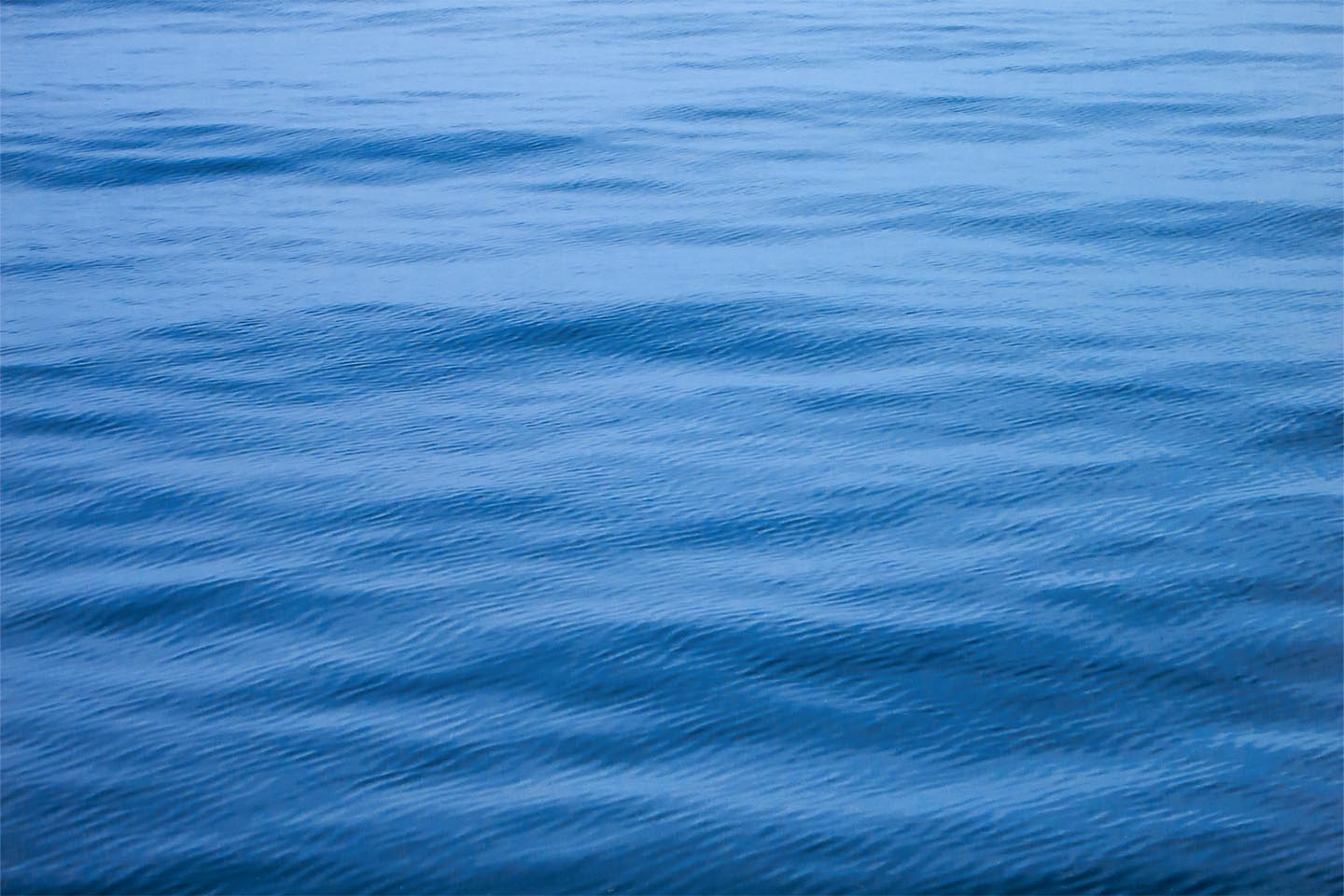 Smukt fotografi: Ripples på en Rolig Hav af Rasmus Sæderup