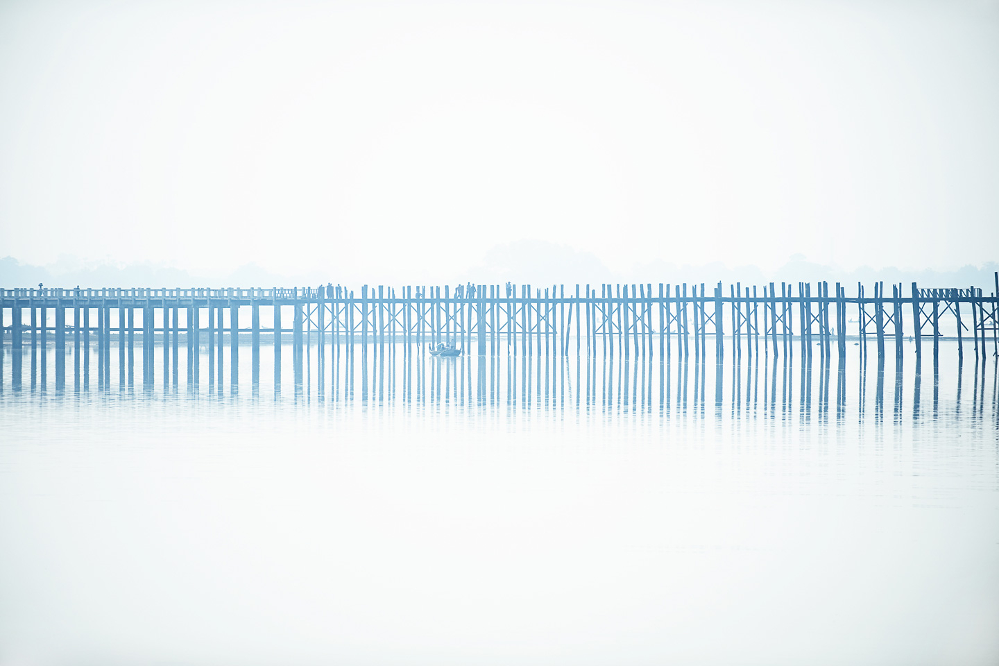 U Bein Bridge i tåge – Unikt kunstværk af Julie Aucoin