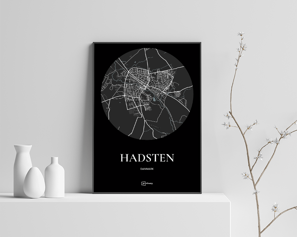 Hadsten Bykort Plakat – Minimalistisk Design i Sort 70x100 cm