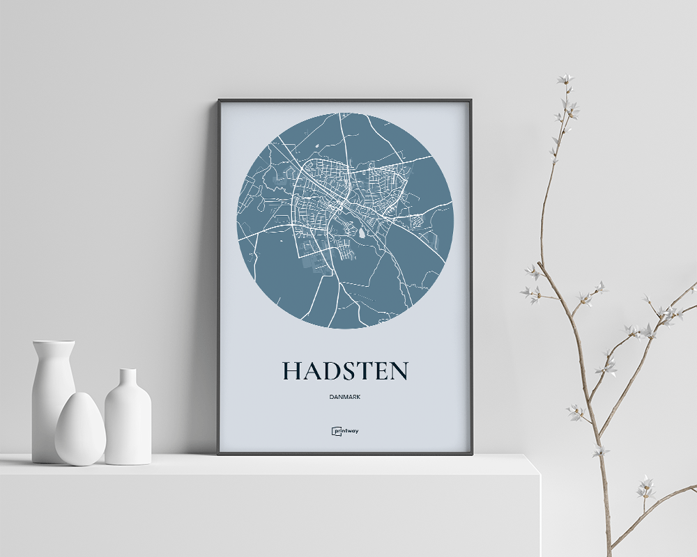 Hadsten Bykort Plakat – Elegant Havblå Design 70x100 cm