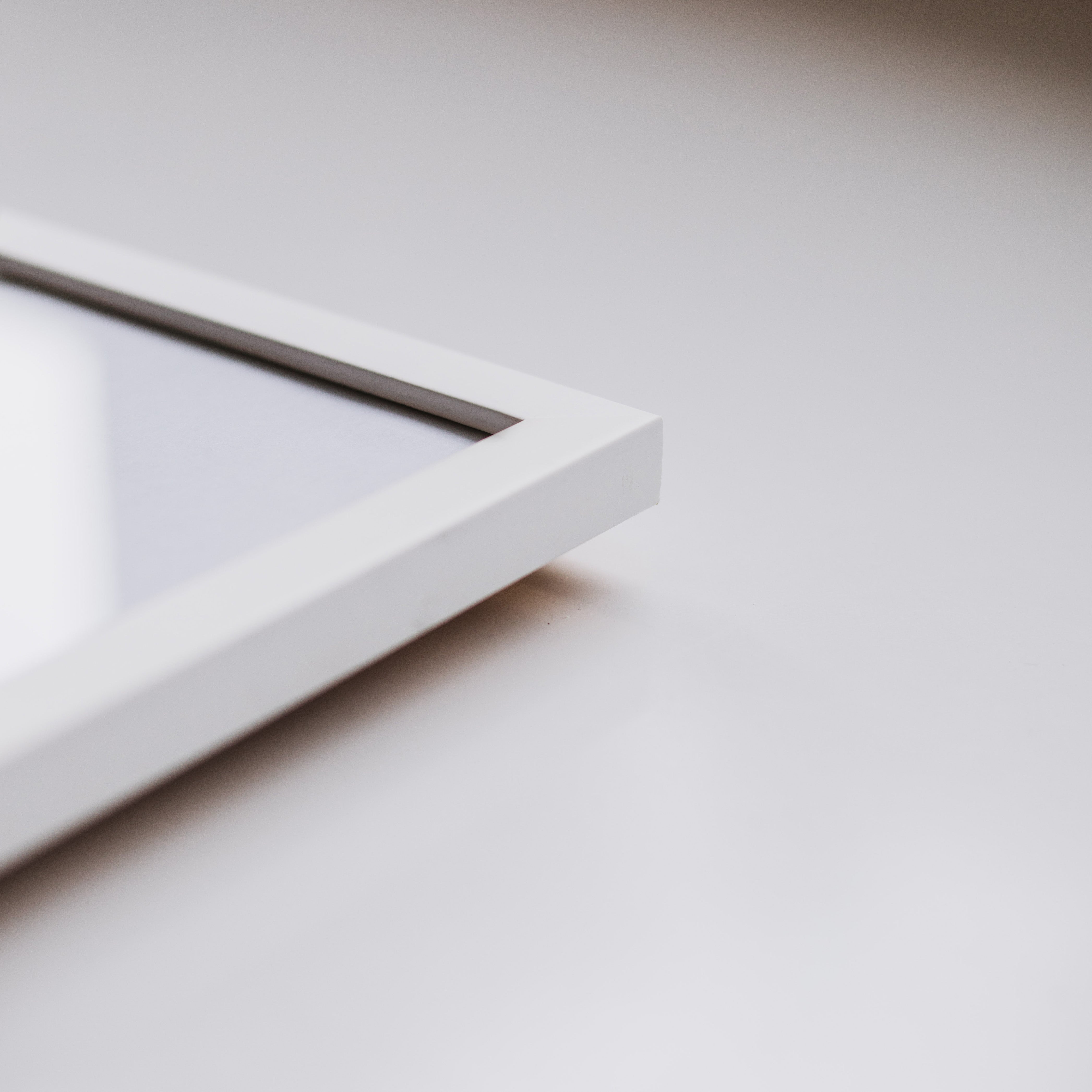 Hvid Ramme fra Plakatsnedkeren – 100% Dansk Design