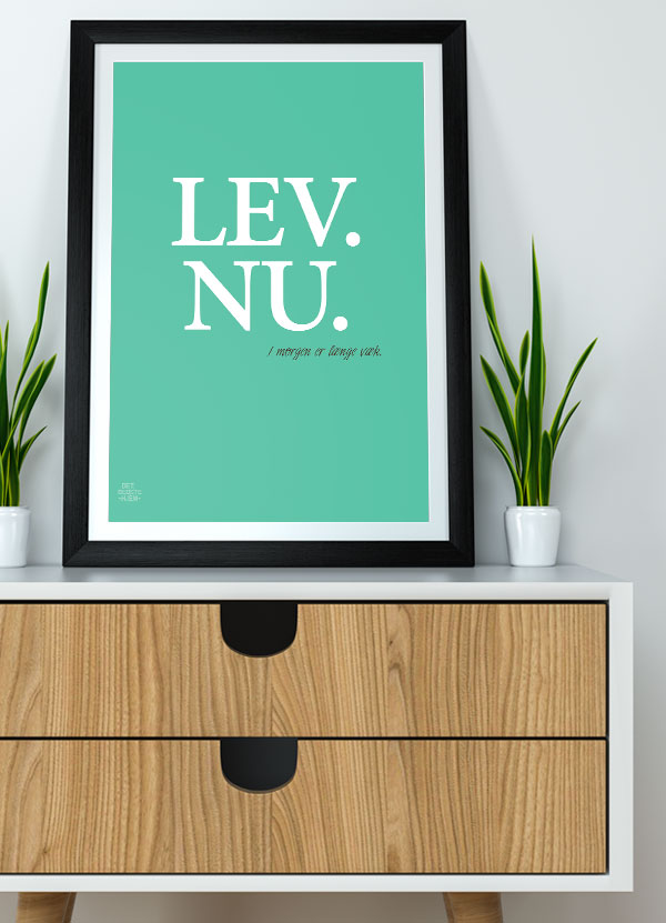 Lev Nu Plakat (Grøn) – Inspirerende Budskab til Dit Hjem