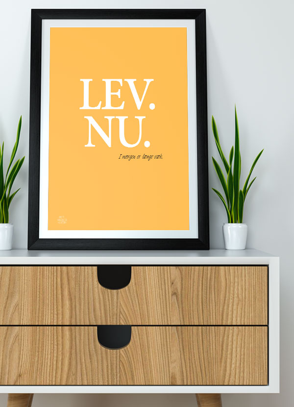 Lev Nu Plakat (Gul) - A4 Format til Kr. 199,-